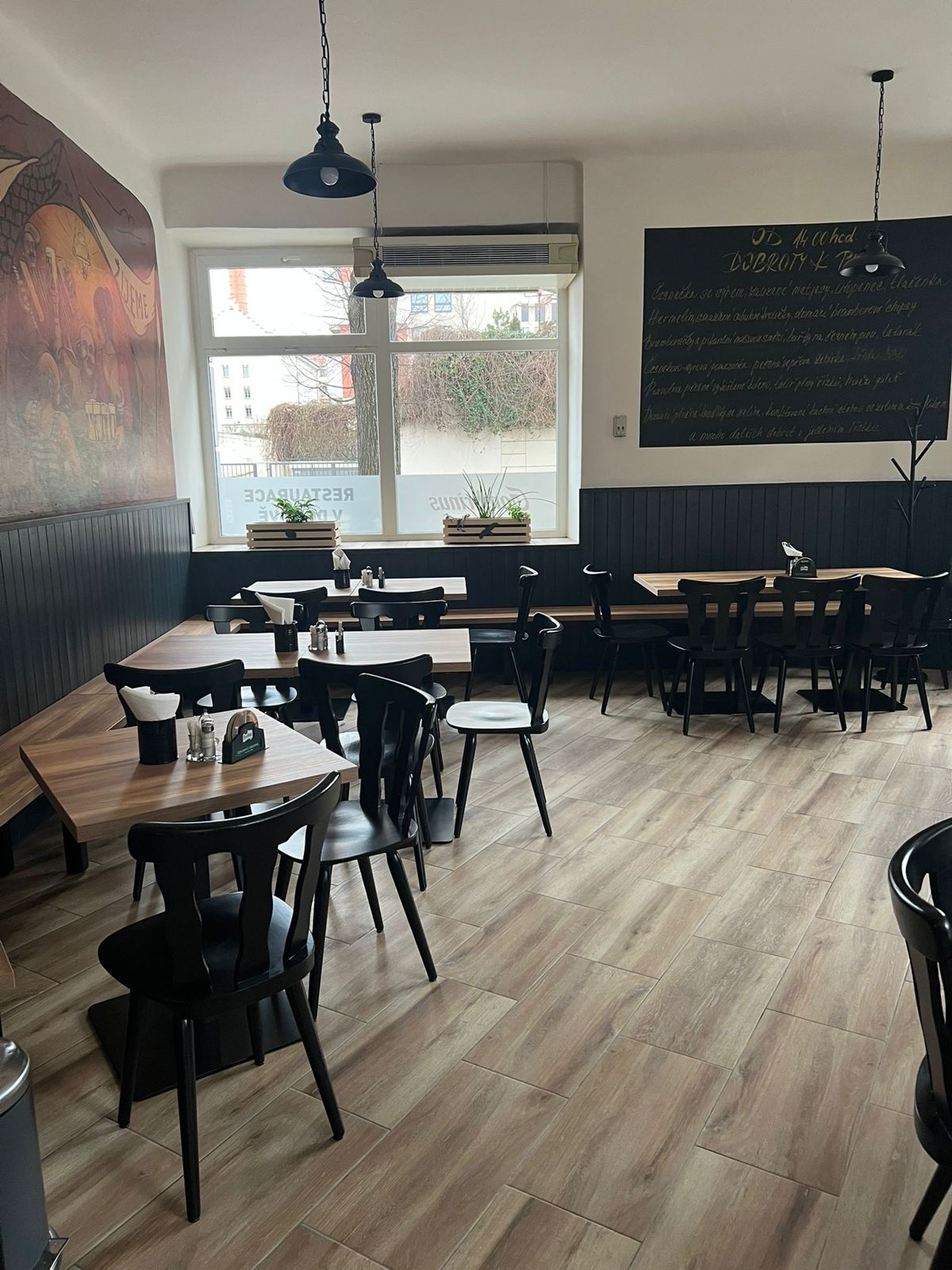 Stoly v restauraci