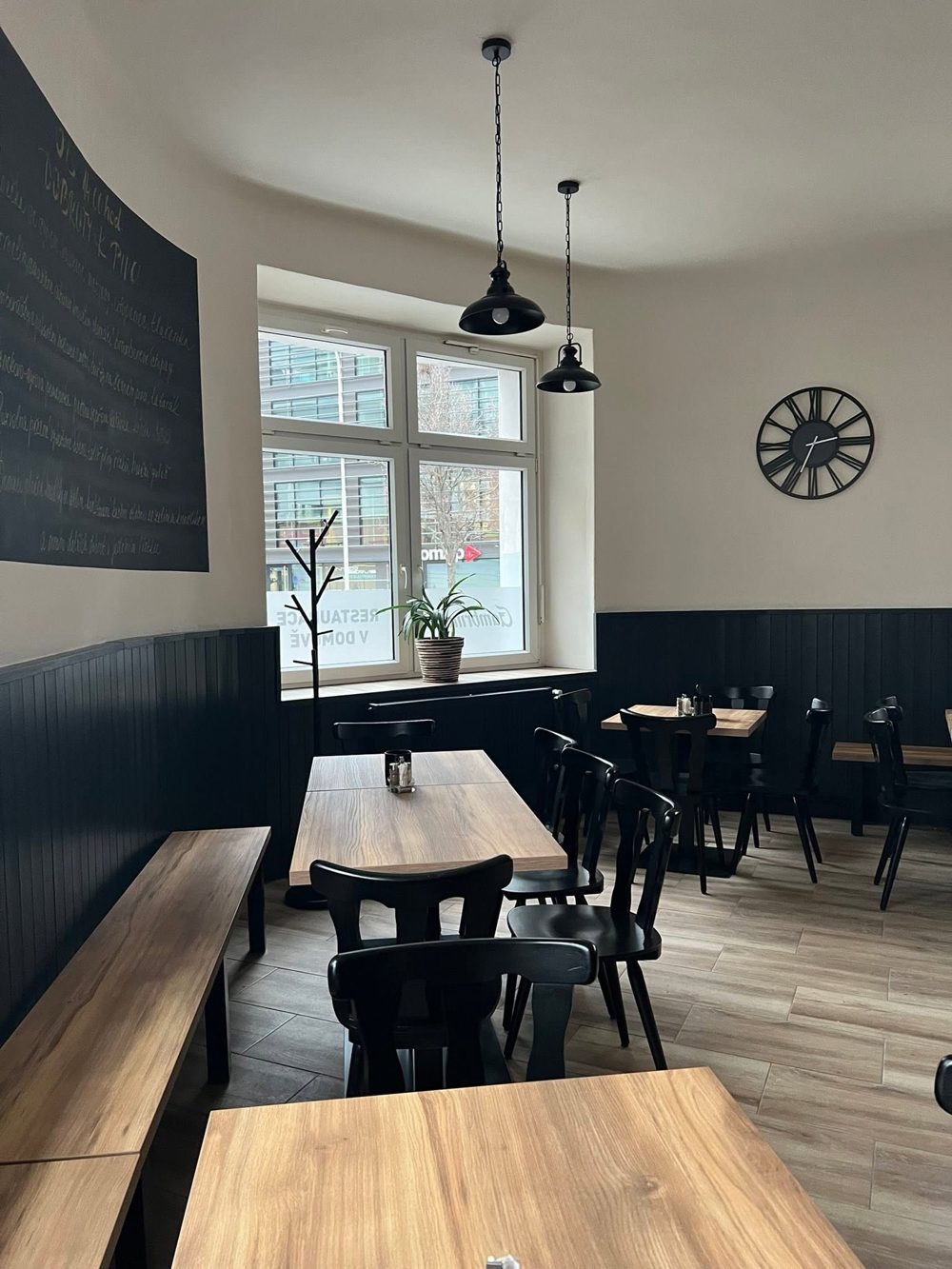 Lavice a stoly v restauraci
