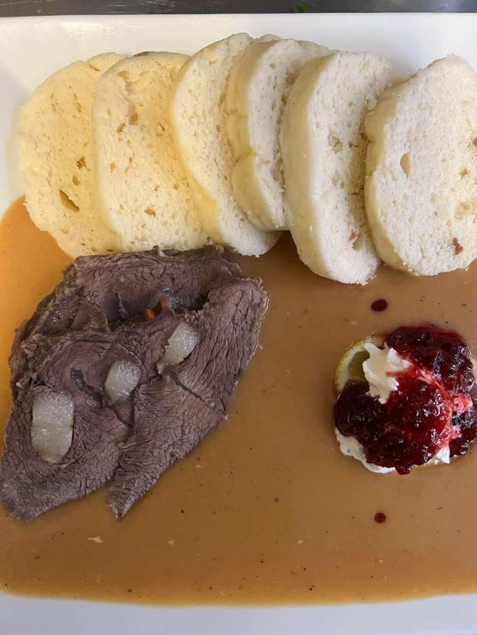 Hovězí na smetaně s knedlíkem a brusinkami